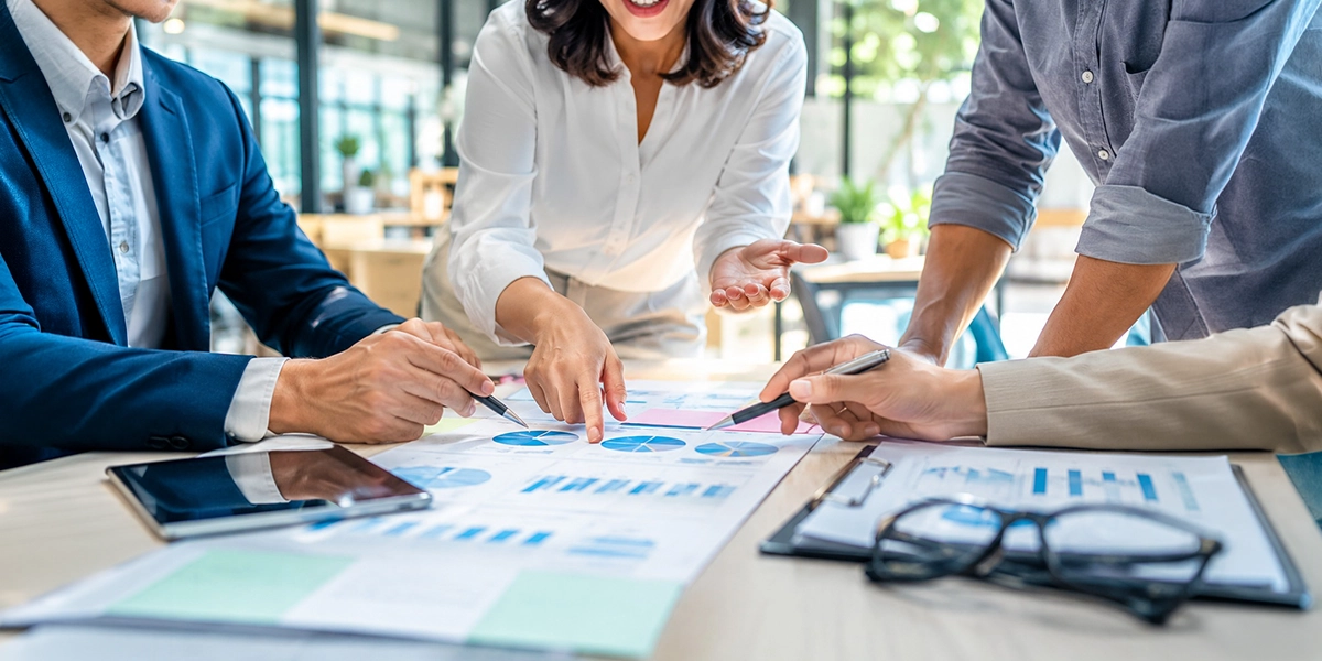Customer Experience Research: Combining Voice of Customer Research with Business Intelligence 3 Customer Experience Research professionals analysing customer insights and business performance data